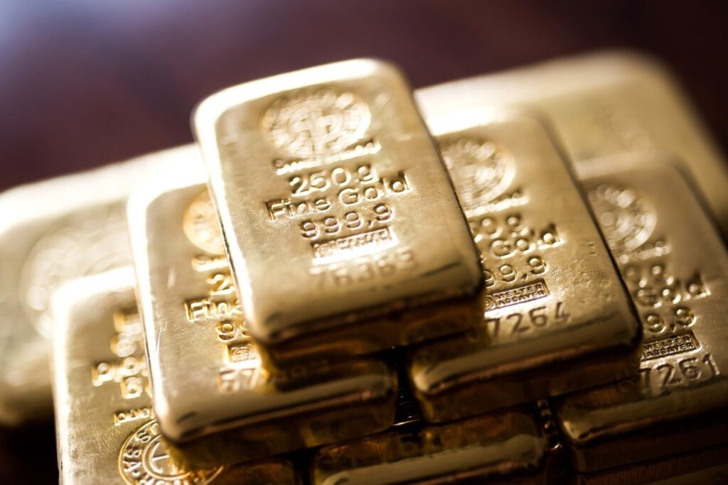 pile 250 Gram Gold Bars